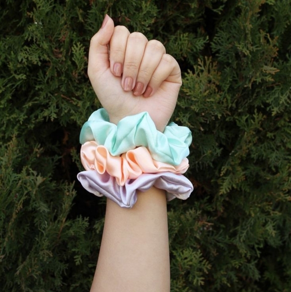 ✌️Scrunchie Mystery Bundle of 3-6✌️ - Picture 4 of 8